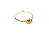 Gros plan sur une bague en or ornée d'une fleur