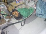 une brouette pleine d'affaires dans le garage