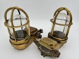 une paire de lanternes anciennes en laiton et en verre sur fond blanc