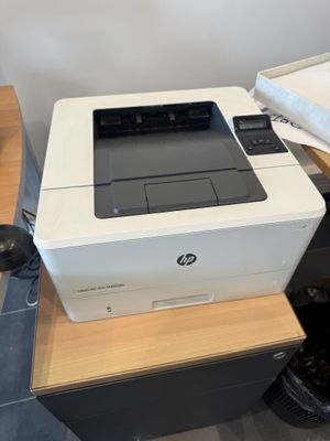 une imprimante posée sur un bureau