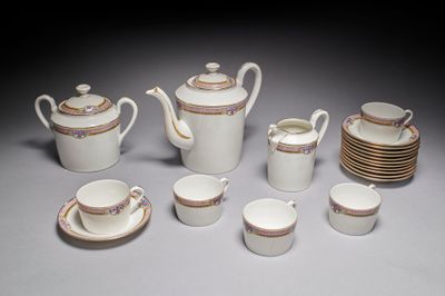 de nombreux types de cafetières et de tasses sur la table