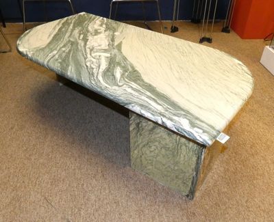 une planche à repasser posée sur une table dans une pièce