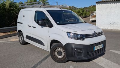 la camionnette blanche est garée sur le côté de la route