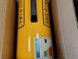 une canette jaune posée dans une boîte en carton sur le sol