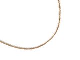 Collier à chaîne plaquée or orné d'une seule perle sur fond blanc