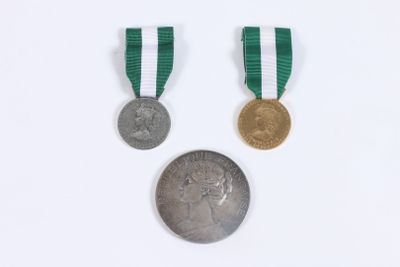 Médailles comprenant une médaille de table en bronze Exposition Généra - Photo 1