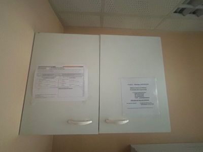Une armoire d'applique murale ouvrant à deux portes en strat…