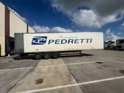 un camion semi-remorque garé dans un parking