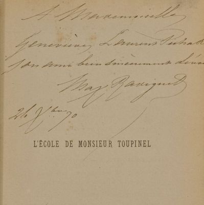 un gros plan d'un morceau de papier sur lequel on a écrit