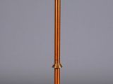 une lampe en bois surmontée d'un abat-jour marron