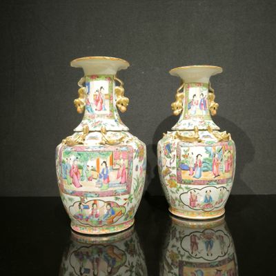 deux vases posés sur une table