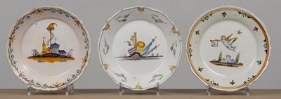 NEVERS. Suite de trois assiettes en faïence à décor polychro…