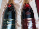 deux bouteilles de champagne dans un coffret cadeau posées sur une table