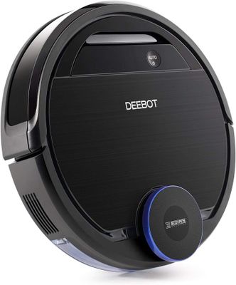un aspirateur robot noir posé sur une surface blanche, muni d'un bouton bleu