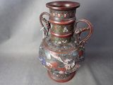 un grand vase orné d'un motif d'oiseau