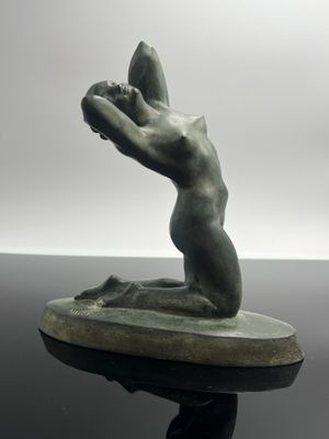 sculpture représentant une femme sur une planche de surf posée sur une surface réfléchissante
