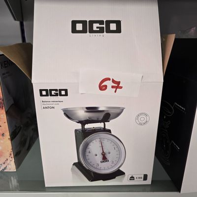 une boîte sur laquelle se trouve une horloge
