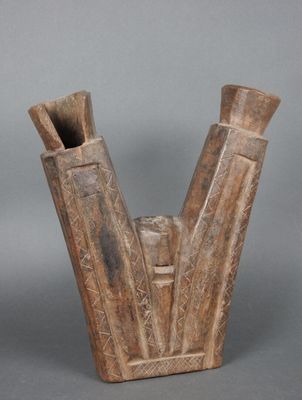une image représentant un vase en bois d'où sortent deux bâtonnets