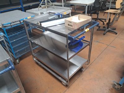 un chariot métallique sur lequel se trouvent tout un tas d'objets