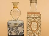 deux flacons de parfum posés l'un à côté de l'autre sur une table