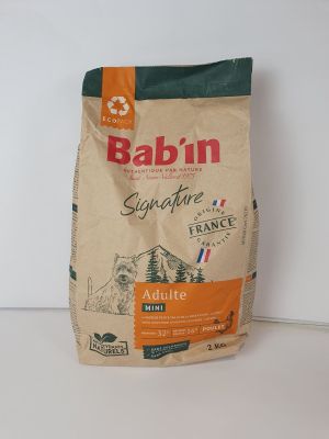 un sac de croquettes posé sur un plan de travail