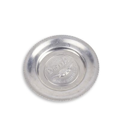 un plat en argent muni d'un couvercle en argent, posé sur un plateau blanc