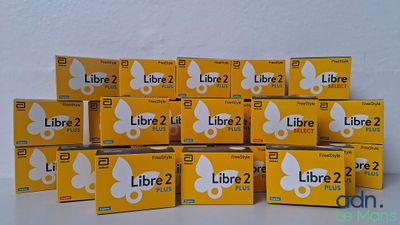 un grand nombre de boîtes empilées les unes sur les autres