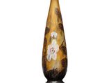 un vase en verre avec un motif floral