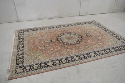 un tapis posé par terre dans un coin de la pièce