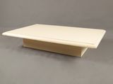 une image représentant une table basse blanche sur fond gris