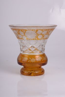 un vase en verre orné d'un motif doré