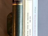 deux livres posés l'un à côté de l'autre sur une table
