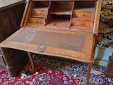 un petit bureau surmonté d'un tiroir