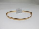 Gros plan sur un bracelet en or portant une étiquette