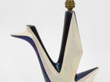 une lampe en forme d'oiseau, bleue et blanche, posée sur une table