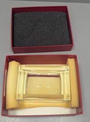 une boîte rouge contenant un objet jaune