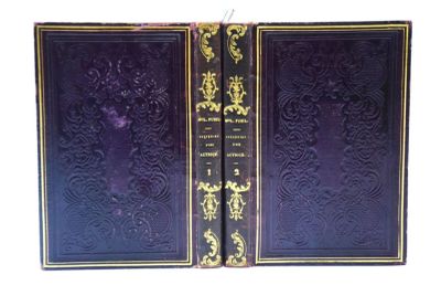 une image représentant un livre à tranche dorée et à couverture violette