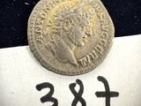 un gros plan d'une pièce de monnaie posée sur une feuille de papier