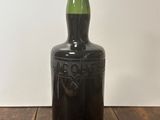 une vieille bouteille de whisky posée sur une table en bois