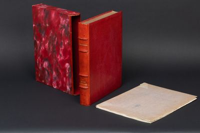 deux livres posés l'un à côté de l'autre sur une table