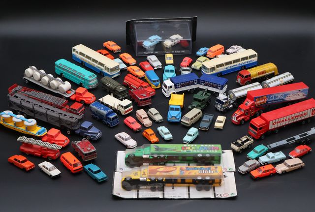 Lot de voitures et camions miniatures. 