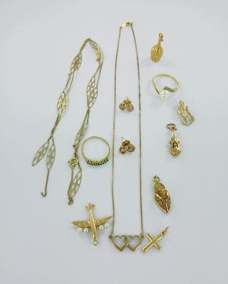 bijoux en or sur fond blanc