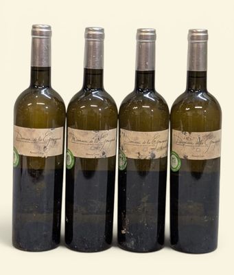 trois bouteilles de vin posées les unes à côté des autres sur une surface blanche