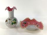 deux vases placés l'un à côté de l'autre sur une table