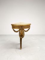 Petite console d'angle en bois et stuc doré reposant sur un …