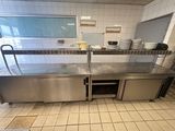 un grand comptoir en acier inoxydable dans une cuisine commerciale