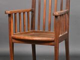 une chaise en bois avec une assise en bois sur fond gris