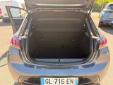 l'arrière d'une voiture dont le coffre est ouvert, sur un parking