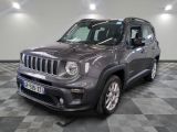 La Jeep Renegade est garée sur un sol à damier dans un garage