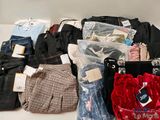 un tas de vêtements posés sur une table